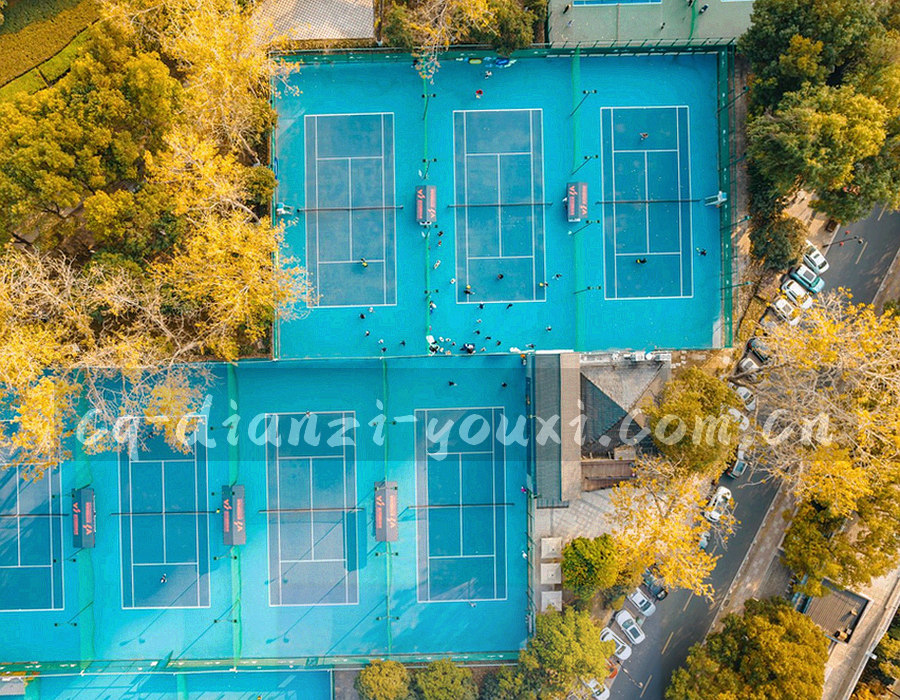 多层可展开问答面板的抽象示意图，其中一条处于展开状态并带荧光绿标记