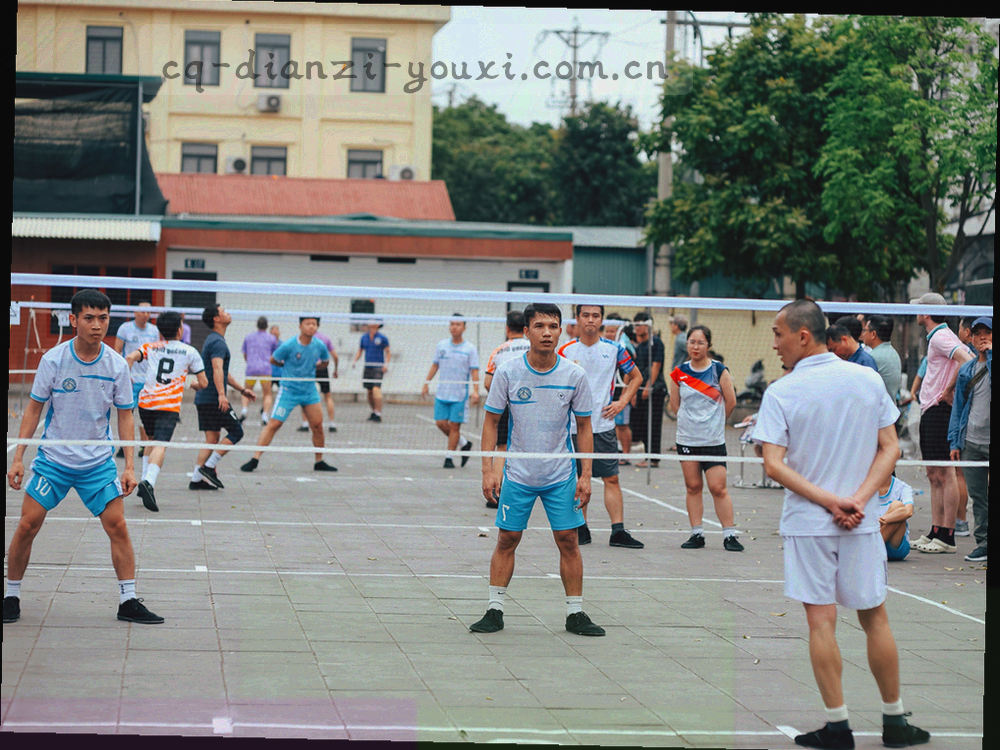 三张并排错位的联系通道卡片，分别用对话气泡、信封和电话像素图标区分在线客服、邮箱与电话